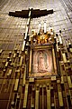 Altar e imagem de Nossa Senhora na Basílica de Nossa Senhora de Guadalupe, na Cidade do México, no México