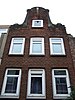 Huis, vanwege de zandstenen onderdelen van de gevelhals