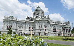 Palais Ananta Samakhom, utilisé pour les cérémonies et les réceptions par le roi de 1915 jusqu'à la révolution siamoise de 1932