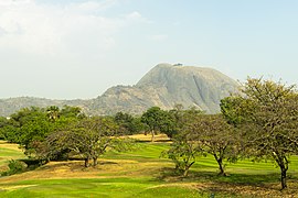 Вид на Асо Рок с поля для гольфа IBB в Абудже, Нигерия. Jpg