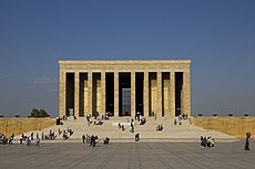 Anıtkabir'in günümüzdeki görünümünü gösteren Miniatürk'teki maketi (üstte) ile anıt mezar binasının ön cephesinin görünümü