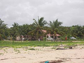 Поселок Ялимапо, вид с пляжа Plage des Hattes