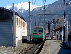 Une BB 36200-300 spécialisée dans le système Modalohr entre la France et l'Italie attend en gare.