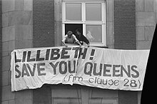 Demonstrators in the Netherlands protest Section 28 during a state visit by Elizabeth II to the country, 1988 Bezoek Engels Koninklijk paar protest tegen Engelse homo-wetgeving, Bestanddeelnr 934-2828.jpg
