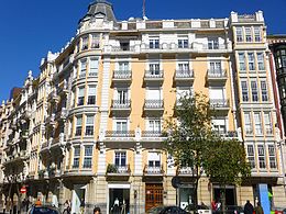 Detalle de la fachada de un edificio a la altura de la plaza de Pedro Eguillor