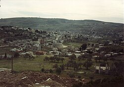 בינת ג'בייל, מראה כללי לכיוון דרום, ינואר 1989. ברקע רכס מרון א-ראס