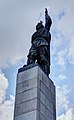 Detailný pohľad na sochu vojaka vo vrchnej časti pamätníku
