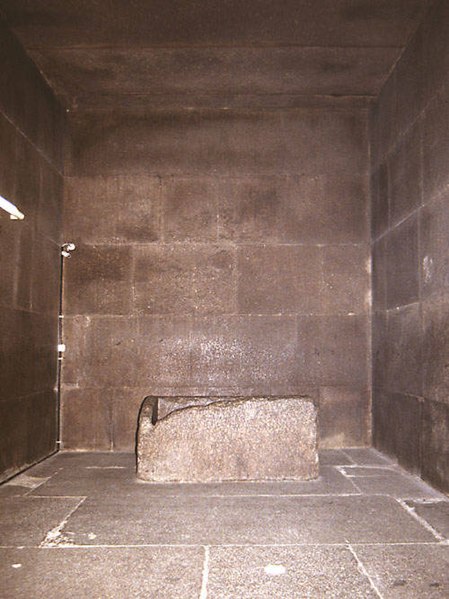 File:Chambre-roi-grande-pyramide.jpg