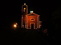 La chiesa illuminata di notte durante la festa patronale