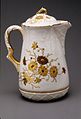 Sjokoladekanne i porselen med blomsterdekorasjoner (omkring 1900), Metropolitan Museum of Art, New York.