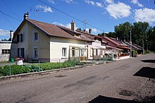 Série de maison mitoyennes identiques.