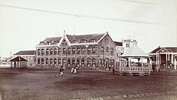 De katholieke pastorie aan het Julianaplein (of Concordiaplein) rond 1895, waar tegenwoordig de zetel van het Bisdom Willemstad gevestigd is.