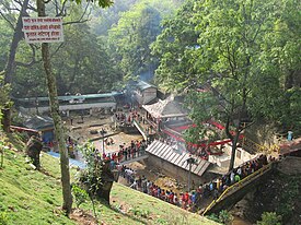 Vista do núcleo central do complexo do templo de Dakshinkali na véspero do Ano Novo nepalês, em abril de 2009