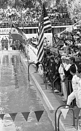 הצגת המשלחת האמריקאית, מרק ספיץ ראשון אחרי השופטים הלבושים בלבן