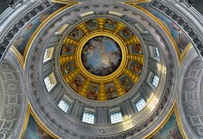 Vue intérieure du Dôme des Invalides, à Paris, présentant les douze apôtres peints par Jean Jouvenet, dominés par la fresque de Charles de La Fosse représentant Saint Louis remettant son épée au Christ. (définition réelle 5 832 × 4 000)