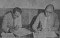 Sjahrir (à gauche) et Wim Schermerhorn (à droite) rédigent l'accord