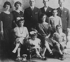 The Sicilian photographer Giuseppe Riggio (1871-1960) with his large nuclear family in 1925 Famiglia Giuseppe Riggio 2.jpg