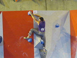 Kilian Fischhuber(Autriche) en finale du bloc hommes (escalade)