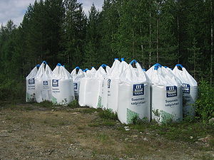 Forest fertilizer bags at Hillatie in Juorkuna...