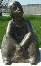 Sitzendes Mädchen (2006) (Bronze, 25 cm)