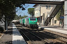 les voies et quais, le bâtiment voyageurs et le passage d'un train de fret en 2010