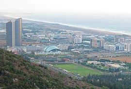 Западные склоны Кармеля и зона торговли и занятости в центре которого Матам, торговый центр «Каньон Азриэли Хайфа», Башня электрической компаний и центр конгрессов.