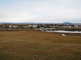 Hella. Op de voorgrond de Ytri-Rangá, linksachter de Hekla en rechtsachter de berg Þrihymingur.