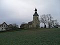 Kirche mit Ausstattung, Kirchhof und Einfriedung sowie Schulgehöft