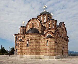 Hercegovačka Gračanica é um mosteiro ortodoxo sérvio localizado na histórica colina Crkvina, sobre a cidade de Trebinje, na Bósnia e Herzegovina. O mosteiro, dedicado à Virgem Maria e concluído em 2000, é na maioria uma cópia do mosteiro de Gračanica em Kosovo. (definição 4 084 × 3 391)