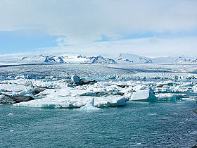 Le lac glaciaire de Jökulsárlón avec l'Esjufjöll au second plan.