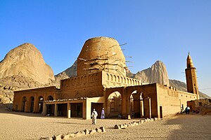 Kathmiyah-Moschee in Kassala vor den Taka-Bergen. Die Kuppel nimmt die Form des direkt dahinter liegenden Berges an.