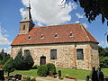 Kirche mit Friedhof, Feldsteinmauer und Kuppa eines Taufsteins