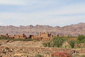 Ksar Igharghar mit Berber‍friedhof im Vordergrund