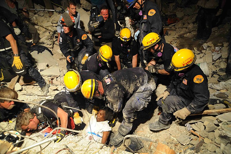 Tập tin:LA County SAR pulls Haitian woman from earthquake debris 2010-01-17.jpg