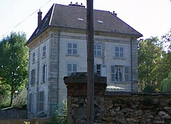 Le pavillon Mansart conservé, vu de la rue.