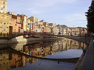 Houses along the riu: the bridge's concrete sp...