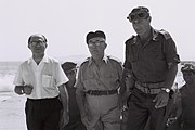 ראש הממשלה לוי אשכול והשר מנחם בגין עם אלוף פיקוד דרום ישעיהו גביש מבקרים אצל כוחות צה"ל בסיני, 1967