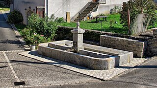 La fontaine-lavoir-abreuvoir.