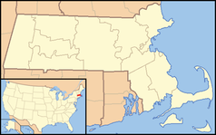 Mapa konturowa Massachusetts, blisko centrum na prawo u góry znajduje się punkt z opisem „Boston”