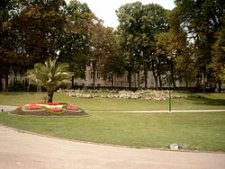 Massifs de fleurs dans le parc de la Pépinière à Nancy