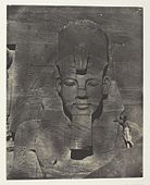 Fotografia d'epoca (ca. 1850) della testa dei uno dei Colossi di Abu Simbel insabbiati, di Maxime Du Camp.