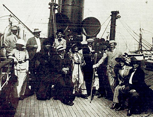Photo de presse d'un groupe à bord d'un bateau.