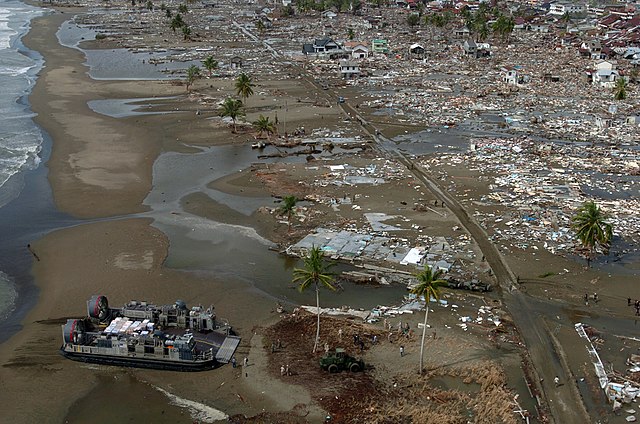 Индонезија након земљотреса и цунамија, децембра 2004. године. Цунами 2004. године последица је снажног подморског Суматранско-Андаманског земљотреса.