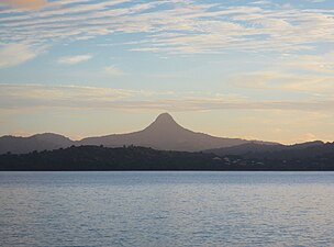 Vue du mont Choungui depuis l'îlot Bandrélé.