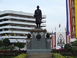 Monumento de King Rama IV en Khon Kaen University.JPG