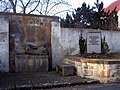 Denkmal für die Gefallenen des Ersten Weltkrieges (zwischen Kirche und Pfarrhaus) und Sühnekreuz vor der Kirchhofsmauer