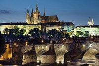 Ночной вид на замок и Карлов мост, Прага - 8034.jpg