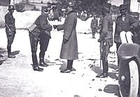 O imperador austro-húngaro Carlos I visitando suas tropas no fronte italiano.