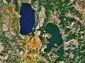 Снимок со спутника: Охридское озеро (слева) и Преспа (в центре)
