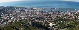 Panoramisch zicht op Sestri Ponento vanop de Monte Gazzo. Op de achtergrond de landingsbaan van de luchthaven, daarvoor een cruiseschip in afwerking en de grote loodsen en droogdokken van de scheepswerf met rechts de kaaien van de petroleumhaven.